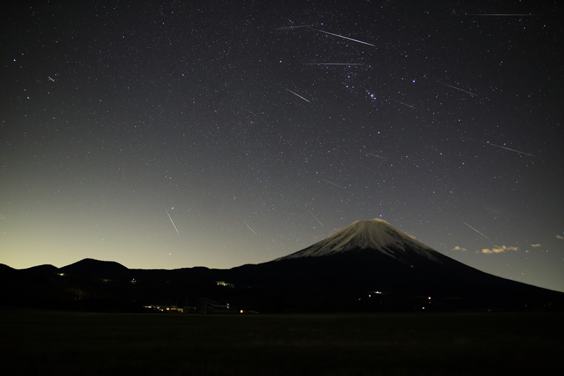 ふたご座流星群　ブラウザの具合で見えにくいかもしれませんが、本物はくっきり映っています！